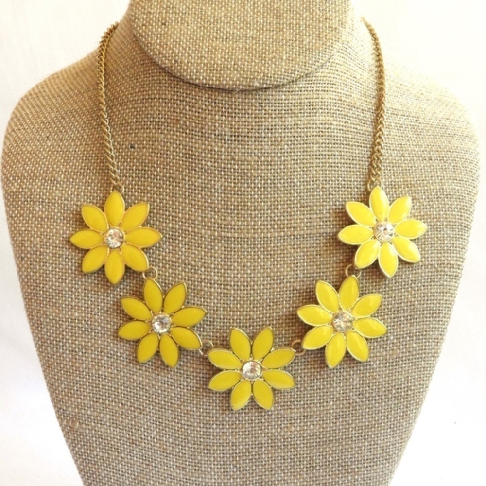 𝅺3/$29! Sweet Yellow Daisy Flower Necklace